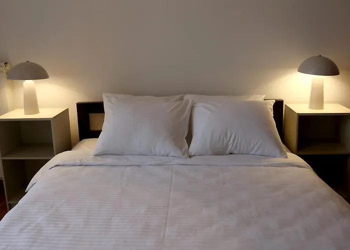 Modern 2-room Oasis In Old-town Βελιγράδι